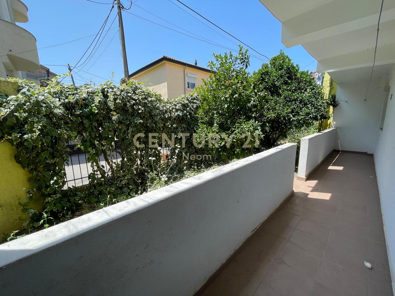 Edificio 2 Appartamenti 2+1 con Cortile e Garage