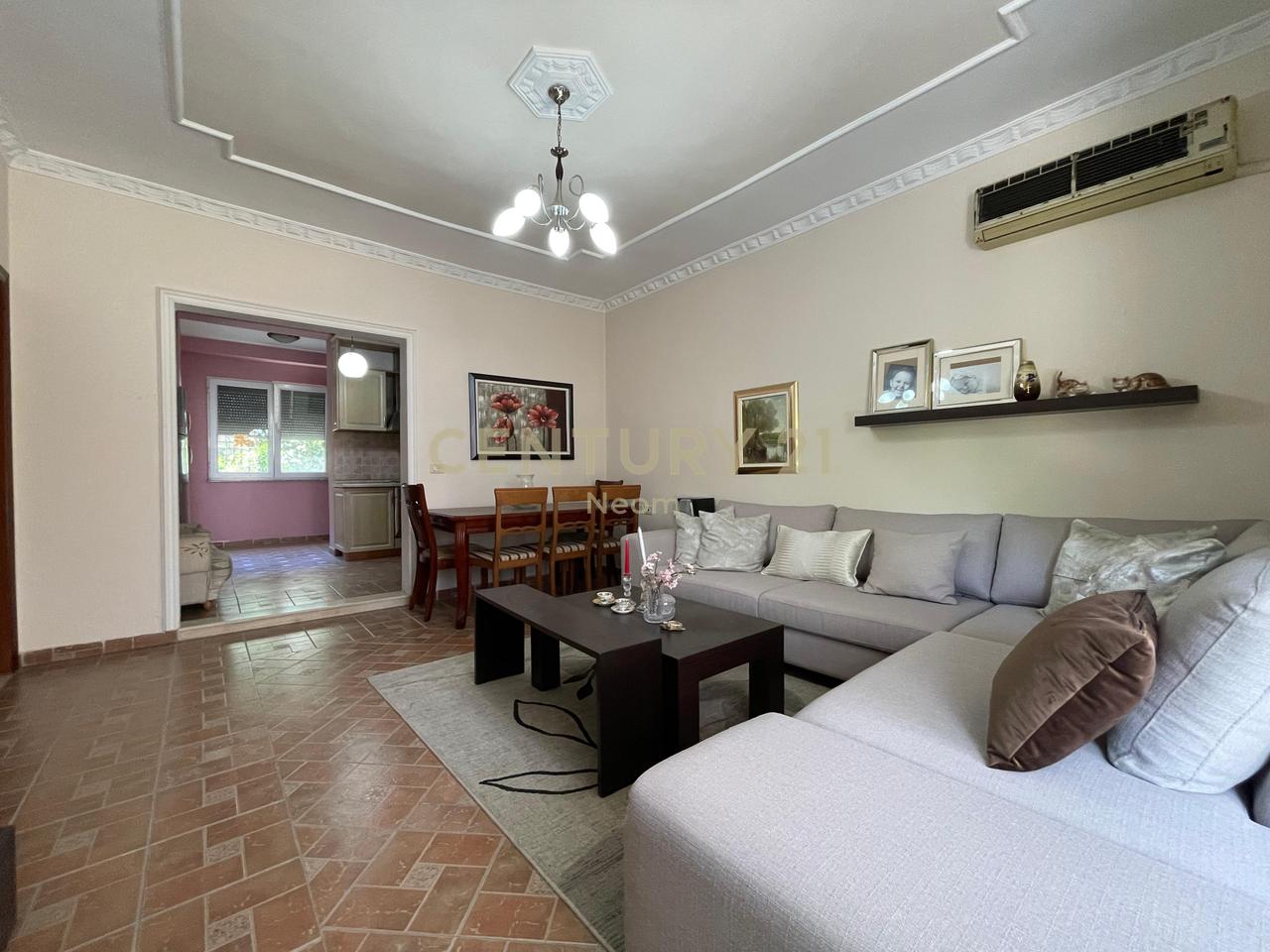 Edificio 2 Appartamenti 2+1 con Cortile e Garage