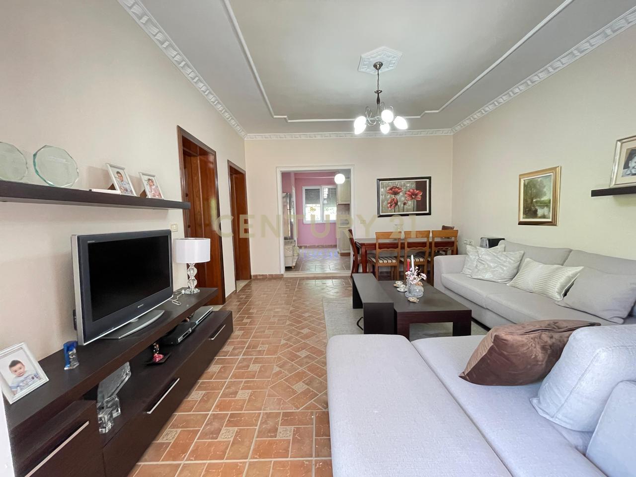 Edificio 2 Appartamenti 2+1 con Cortile e Garage
