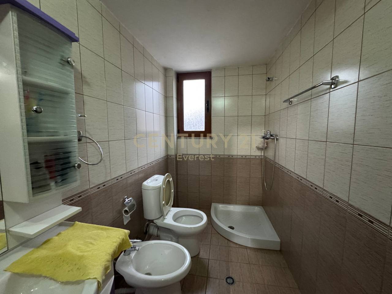 SHKOLLA E BASHKUAR, JAPIM ME QIRA APARTAMENT 1+1!