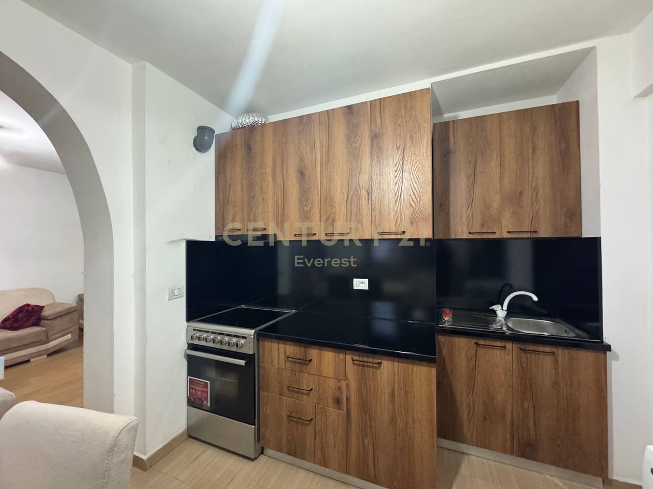 SHKOLLA E BASHKUAR, JAPIM ME QIRA APARTAMENT 1+1!