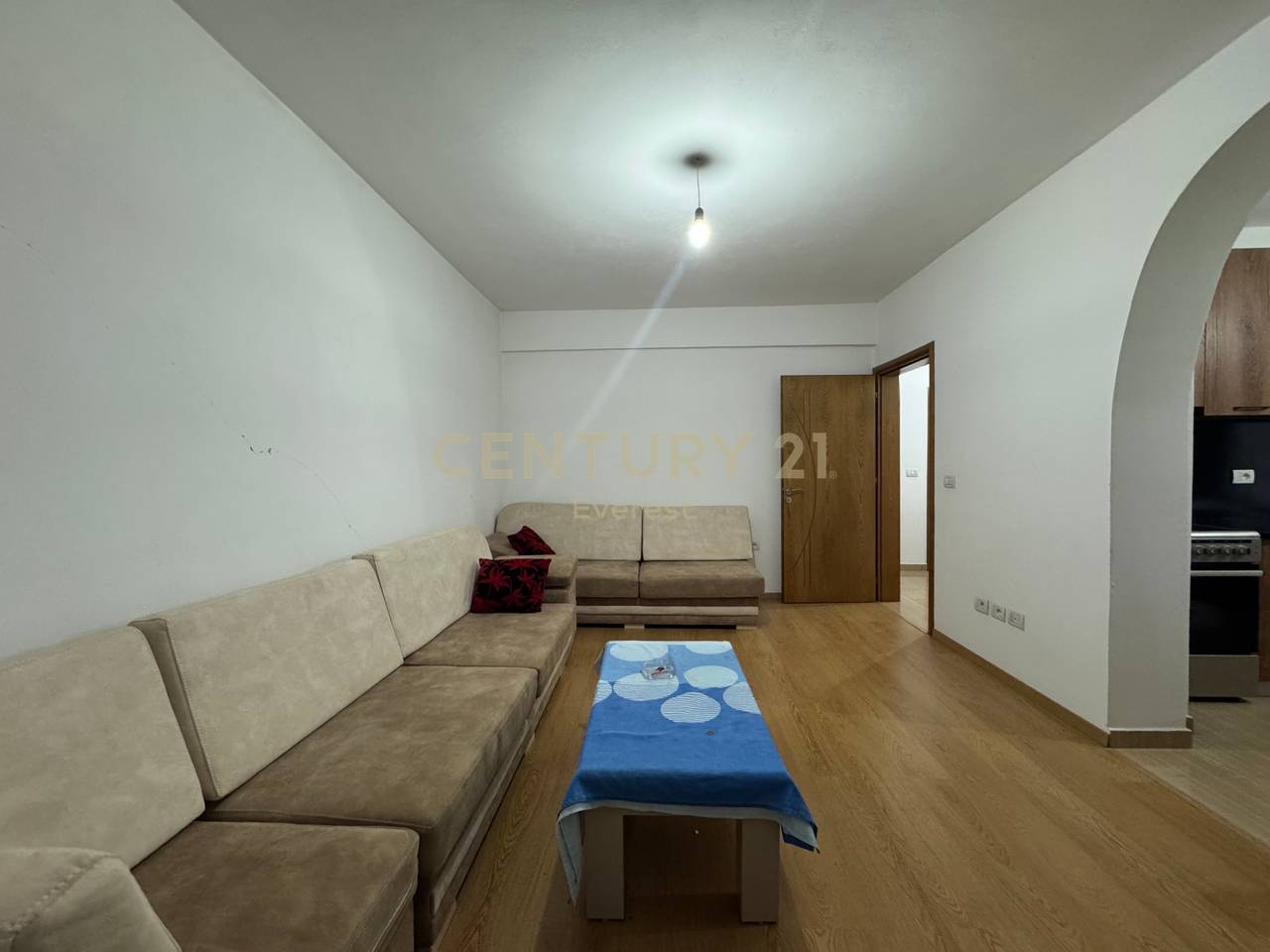 SHKOLLA E BASHKUAR, JAPIM ME QIRA APARTAMENT 1+1!