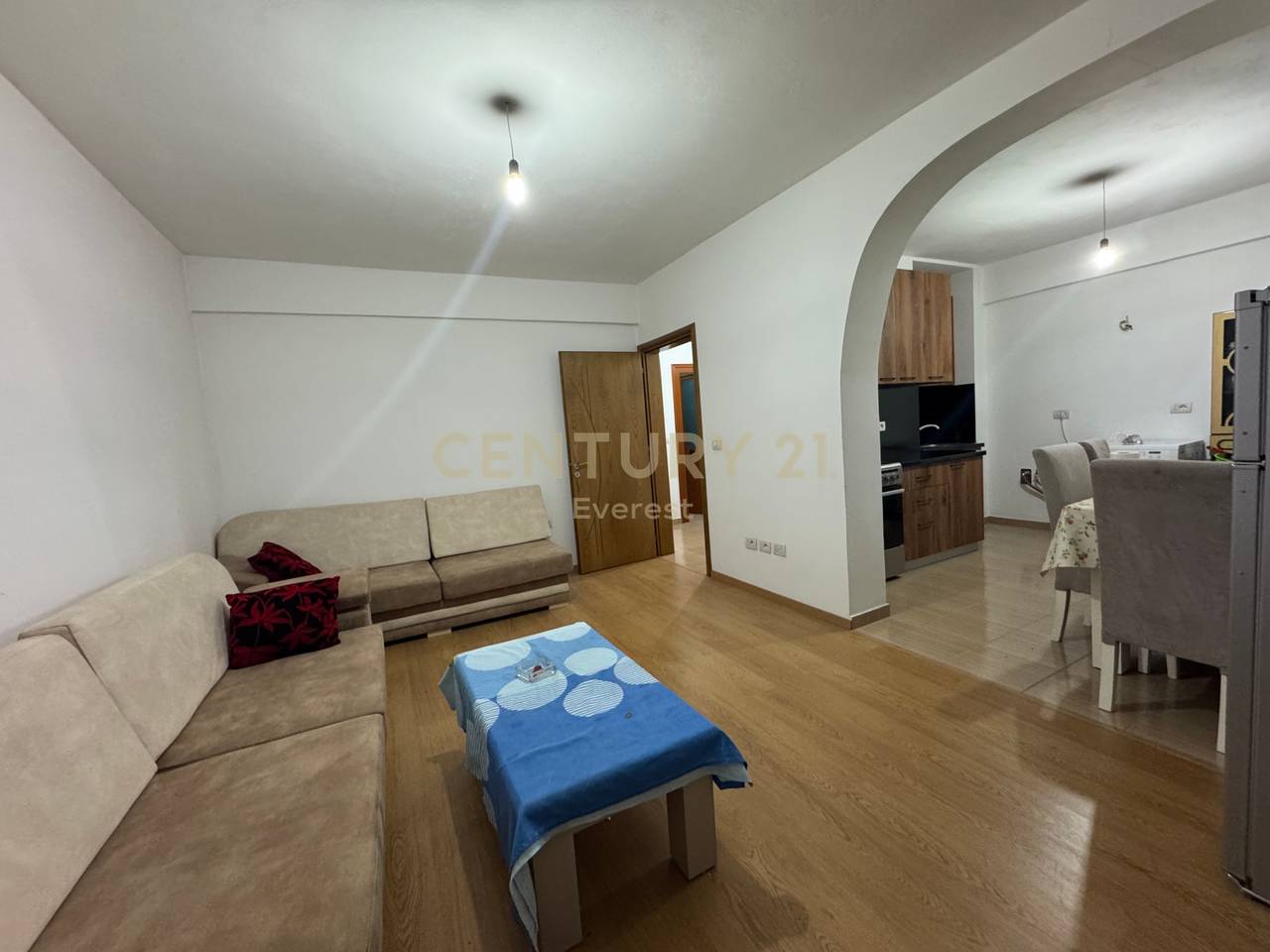 SHKOLLA E BASHKUAR, JAPIM ME QIRA APARTAMENT 1+1!
