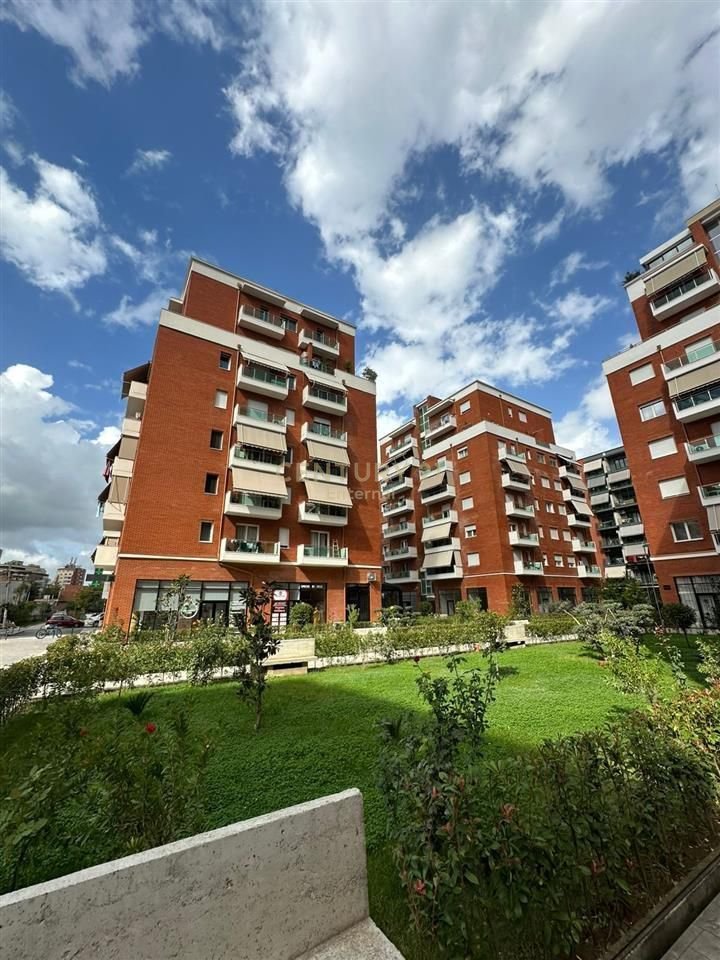 Commercial space for sale at Unaza e Re, Green City
