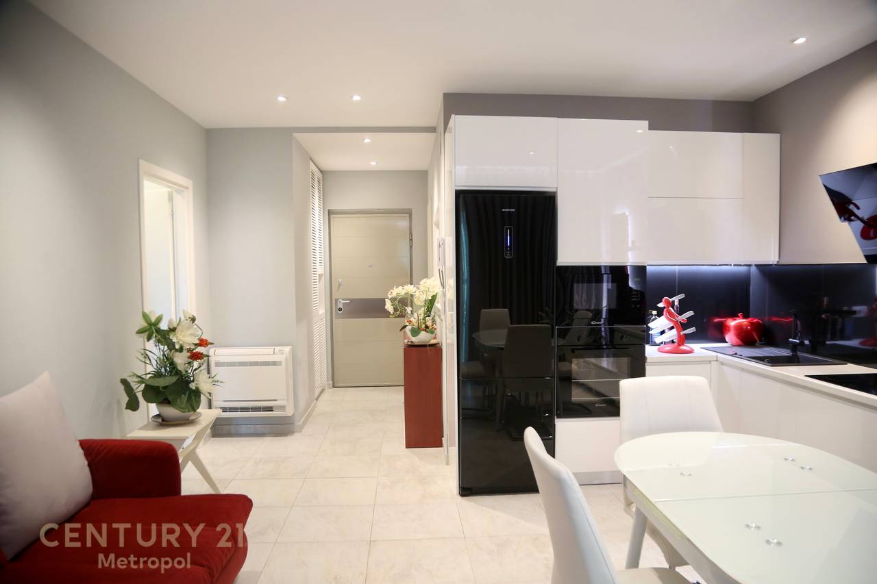 OFROJ PER SHITJE APARTAMENT 2+1 NE AMBASADOR 3, PRANE STADIUMIT!