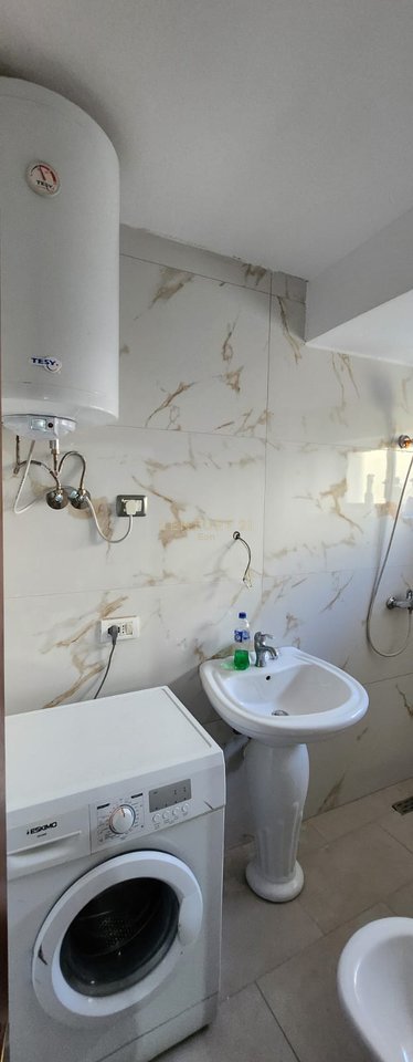 Appartamento 2+1 in affitto nel Quartiere 6 vicino alla scuola Eftali Koci