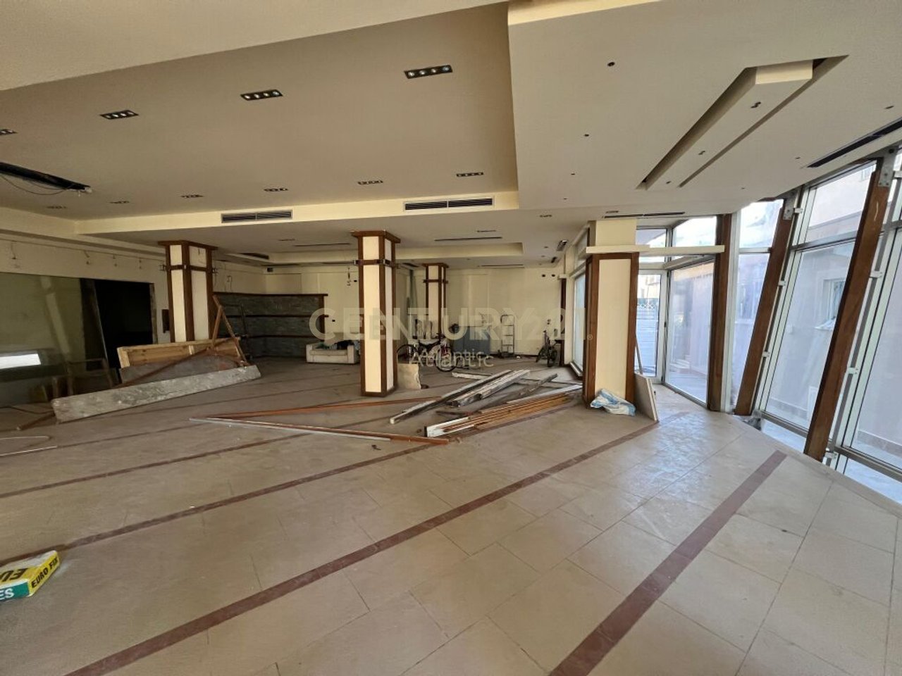 SHITET BAR RESTORANT TEK HOTEL PALACE NE PLAZH DURRES  !