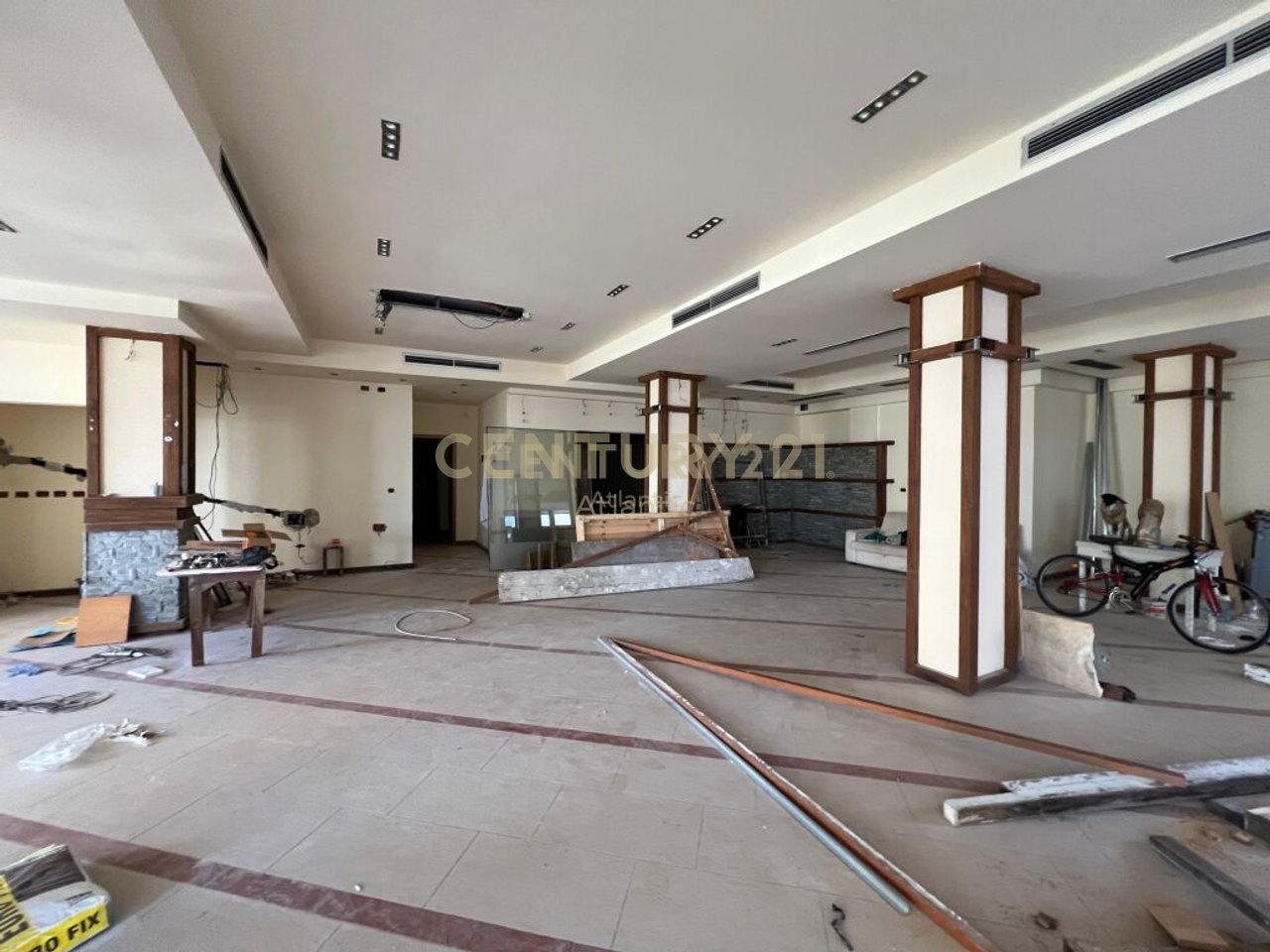 SHITET BAR RESTORANT TEK HOTEL PALACE NE PLAZH DURRES  !