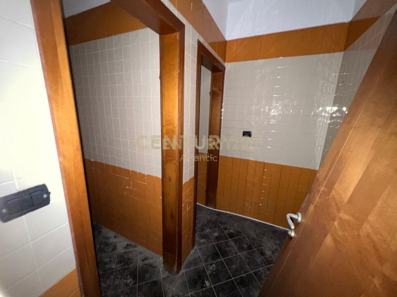 SHITET BAR RESTORANT TEK HOTEL PALACE NE PLAZH DURRES  !