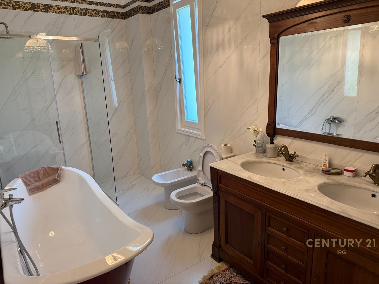 House for rent in the Vaqarri neighborhood!