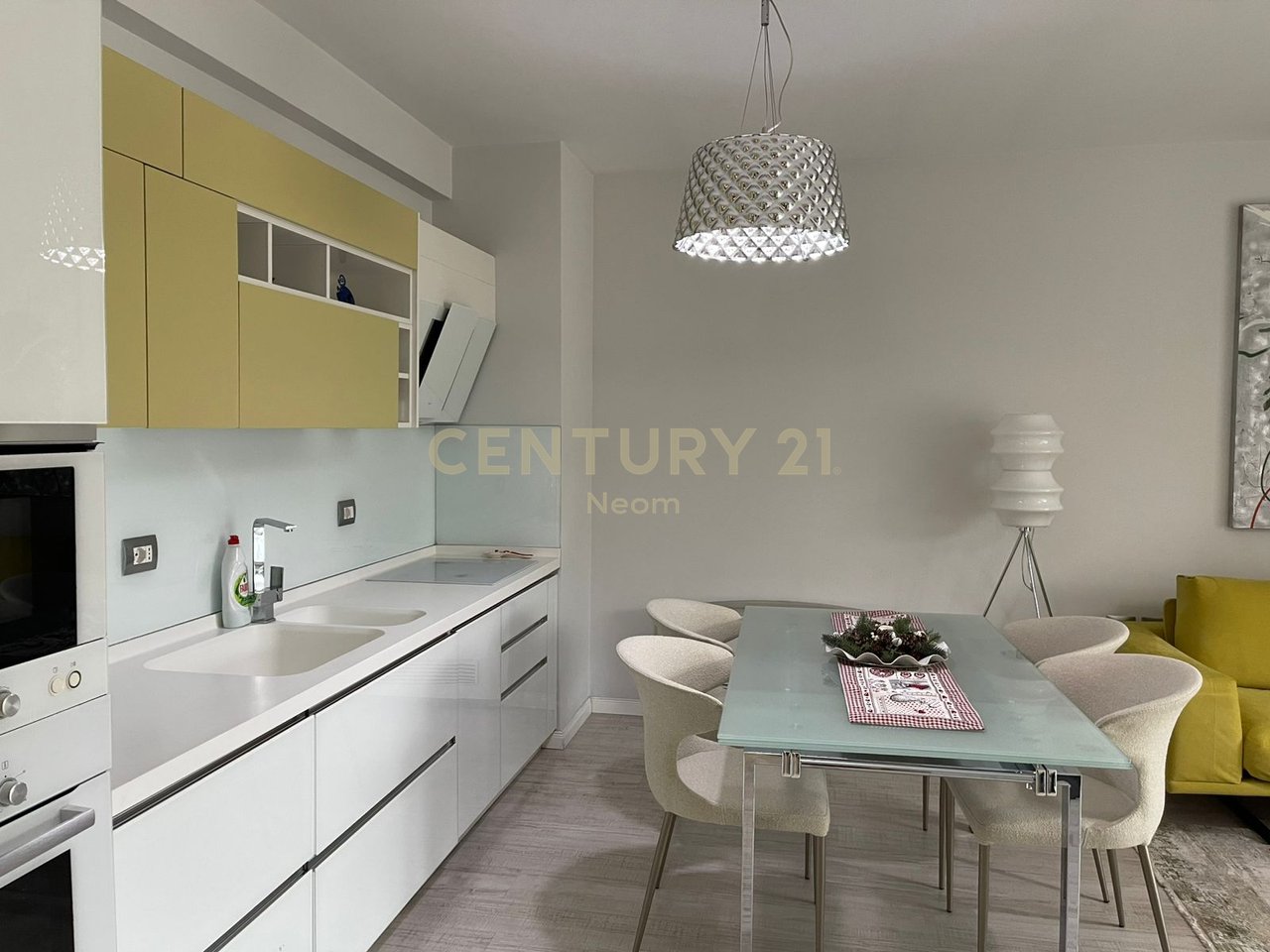 QIRA, APARTAMENT 2+1 TE NOBIS, LIQENI I TIRANES!