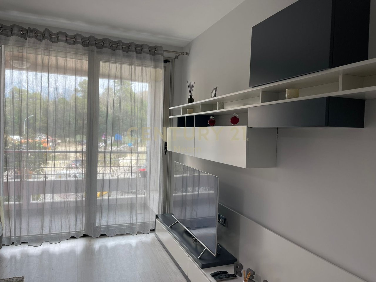 QIRA, APARTAMENT 2+1 TE NOBIS, LIQENI I TIRANES!