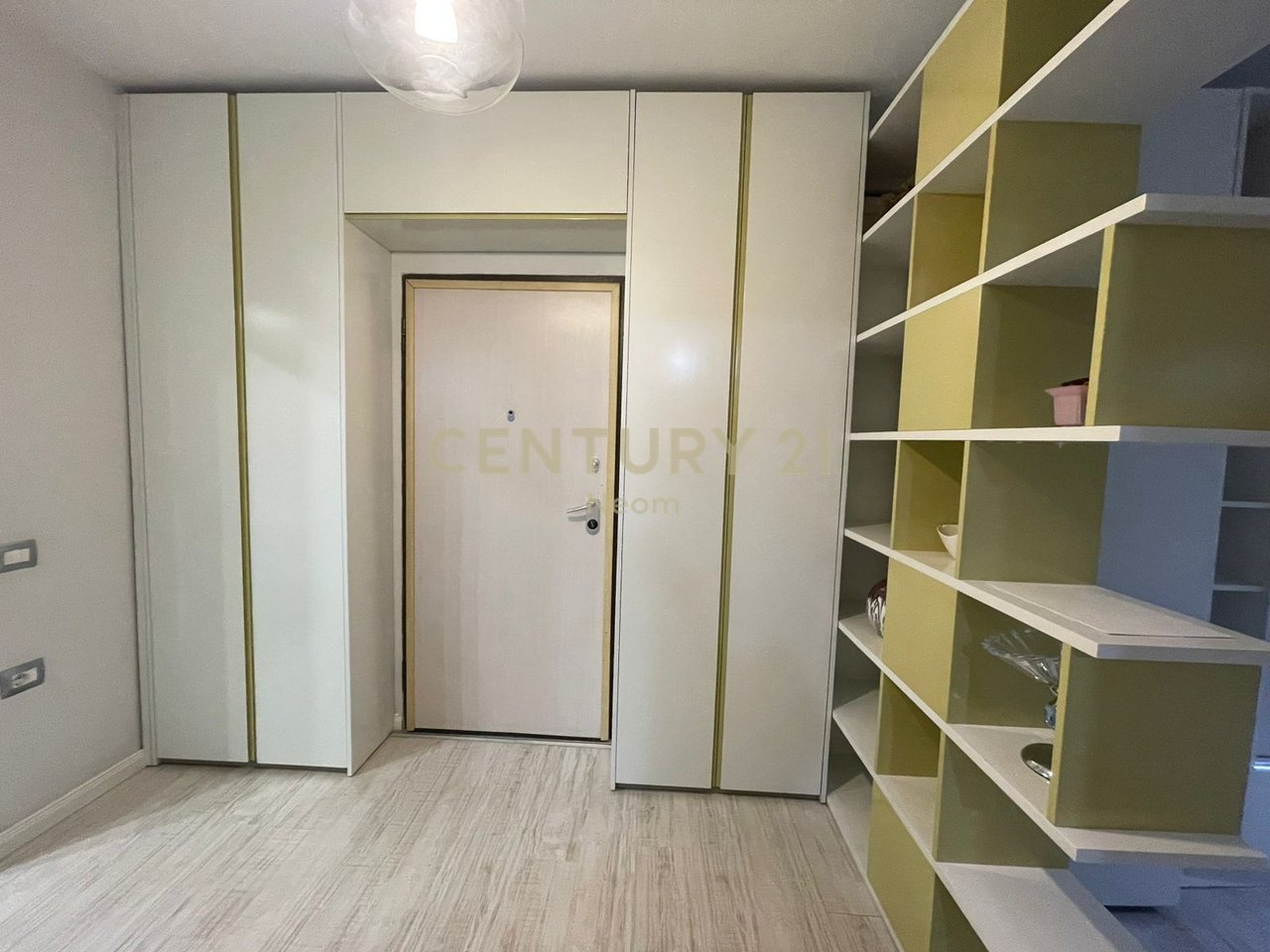 QIRA, APARTAMENT 2+1 TE NOBIS, LIQENI I TIRANES!