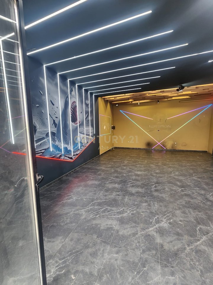 Spazio commerciale in affitto accanto all'ospedale Shefqet Ndroqi