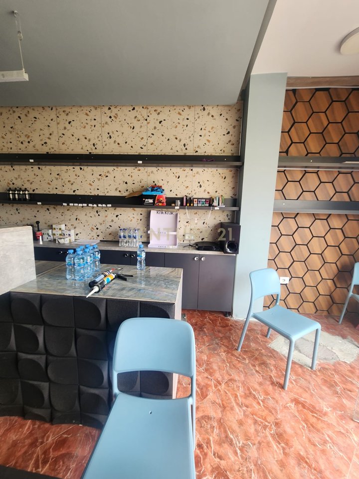 Spazio commerciale in affitto accanto all'ospedale Shefqet Ndroqi
