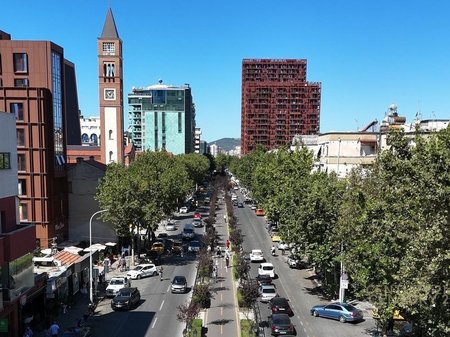 SPAZIO COMMERCIALE E PARCHEGGIO IN VIA KABAJES!