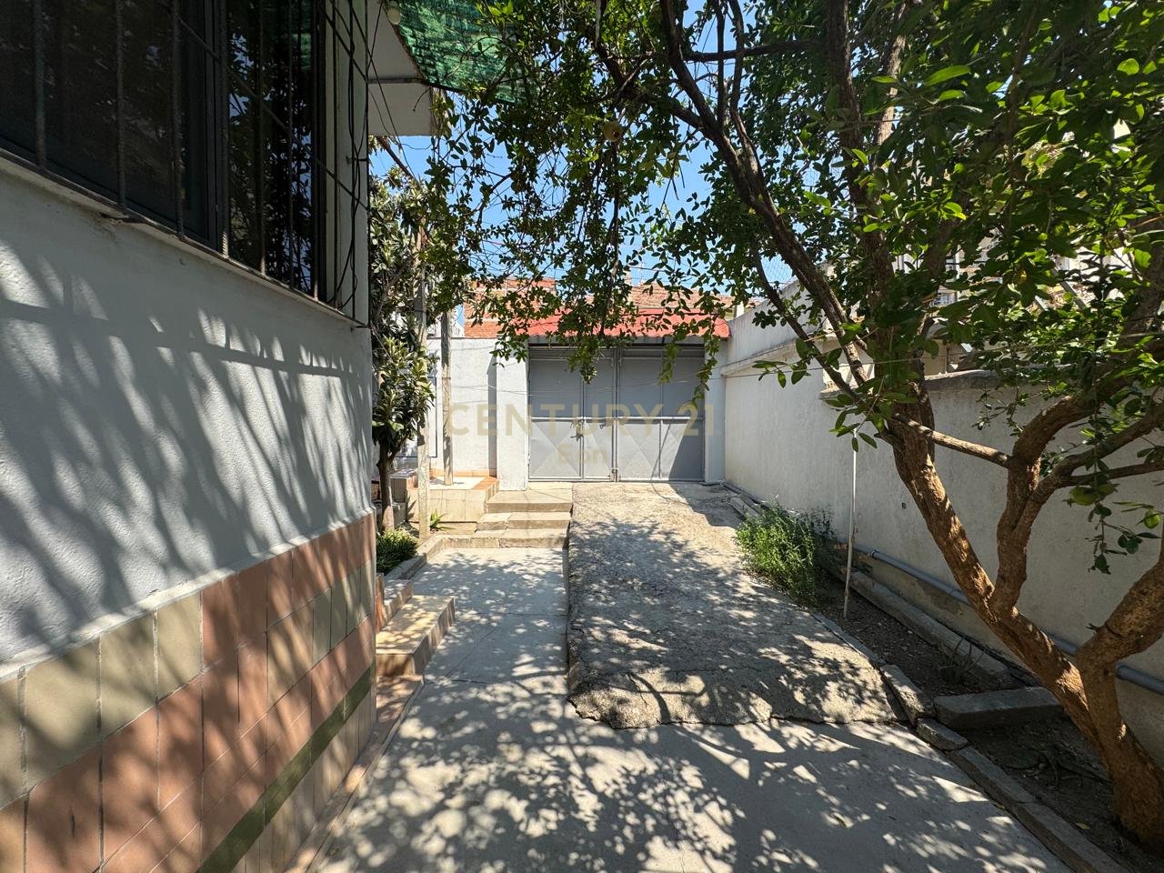 FOR RENT FIRST FLOOR OF THE VILLA 3+1 WITH YARD NEAR THE DURRES MUSEUM!