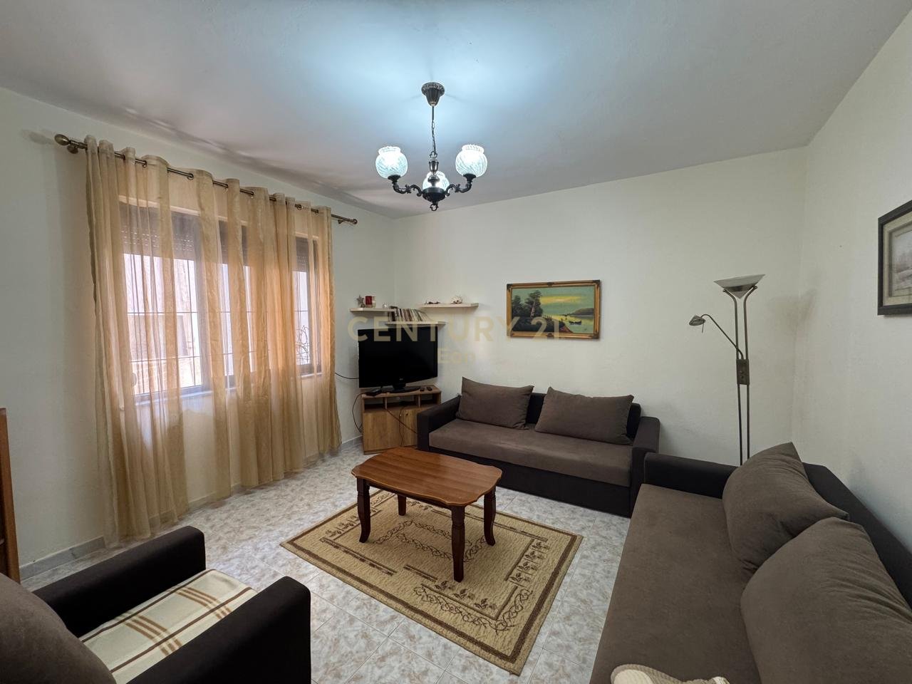 FOR RENT FIRST FLOOR OF THE VILLA 3+1 WITH YARD NEAR THE DURRES MUSEUM!
