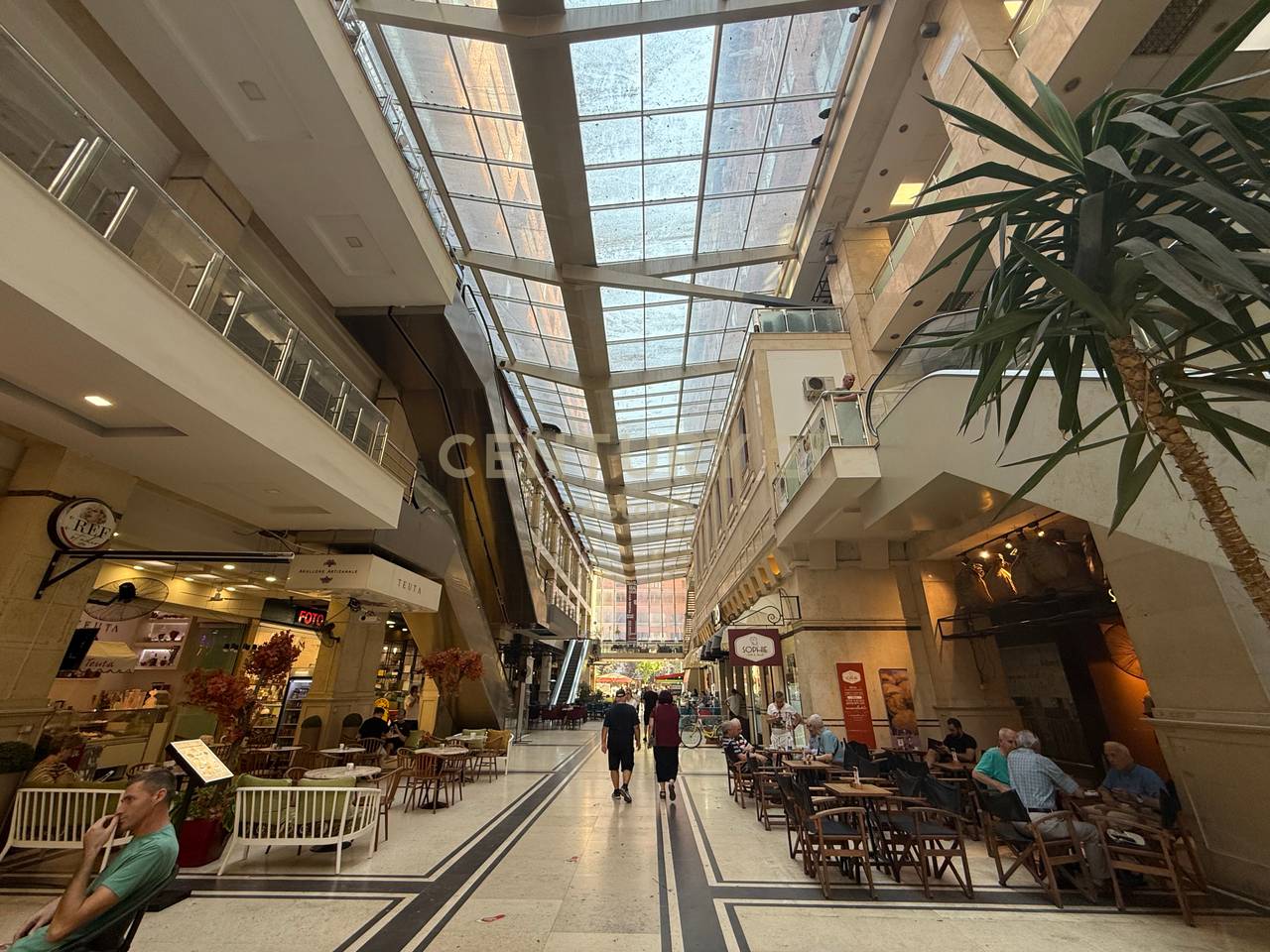 Ambient komercial për qira – Sheshi Skënderbej, kompleksi Galeria