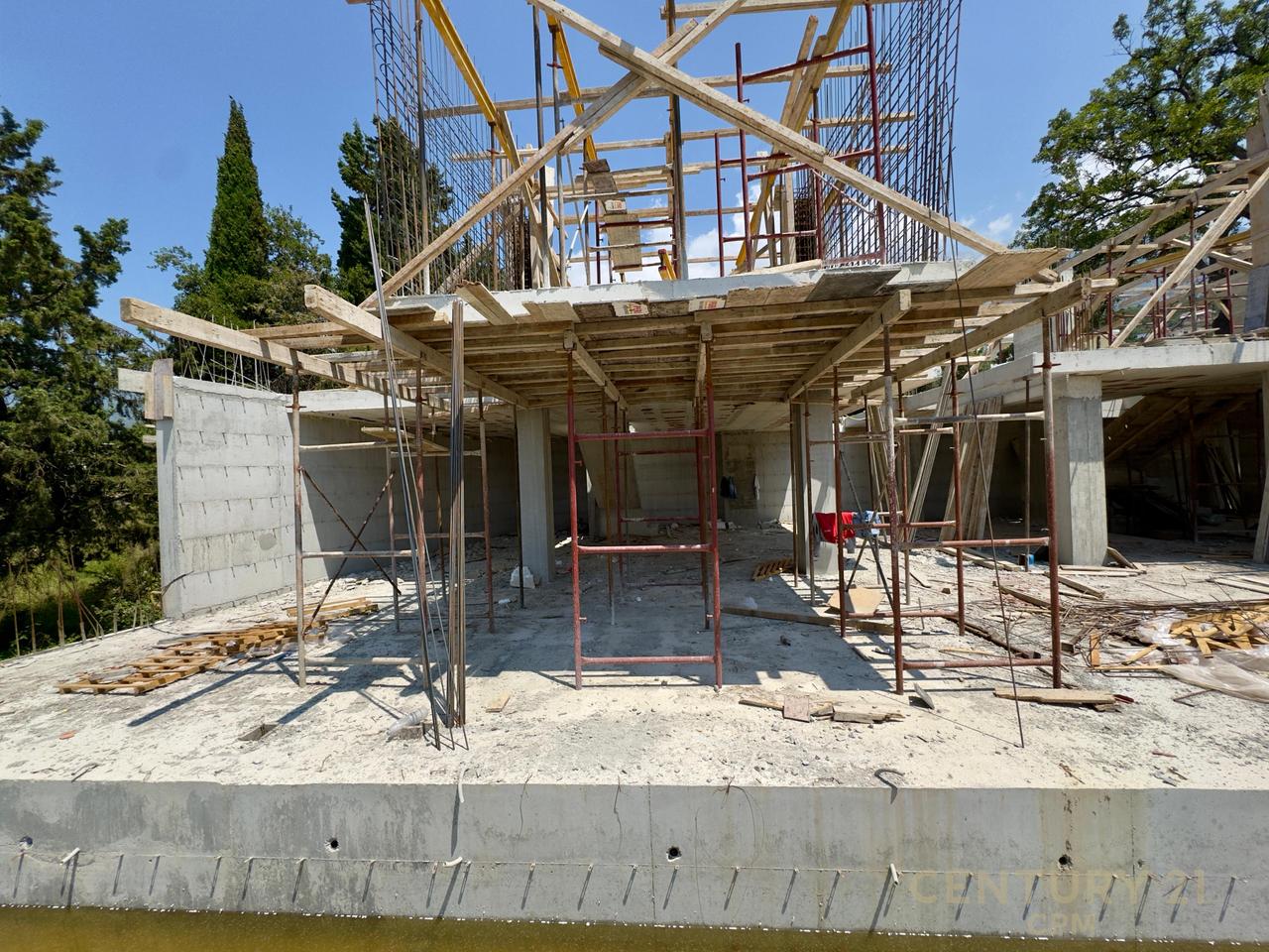 DUPLEX ME PISHINE ME PAMJE NGA DETI DHE POST PARKIMI PER SHITJE NE DHERMI!