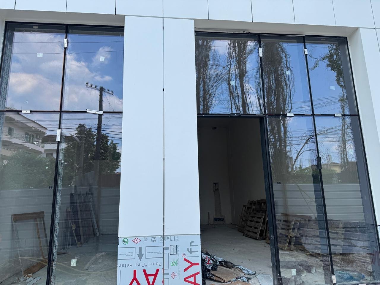 Negozio di 68 m² in vendita in Via Jordan Misja – Con vista sulla strada e accesso dal Nuovo Viale