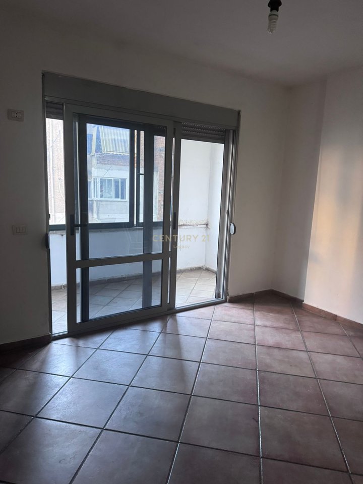 Apartament 1+1 me Qira në Myslym Shyr, Vendndodhje Qendrore !!