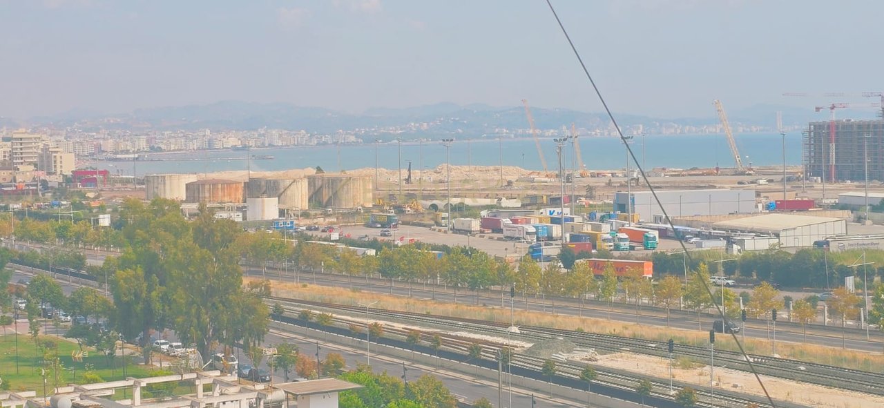 SHESIM APARTAMENT 1+1 NE QENDER TE DURRESIT ME PAMJE PORTI , PRANE UJESJELLESIT !