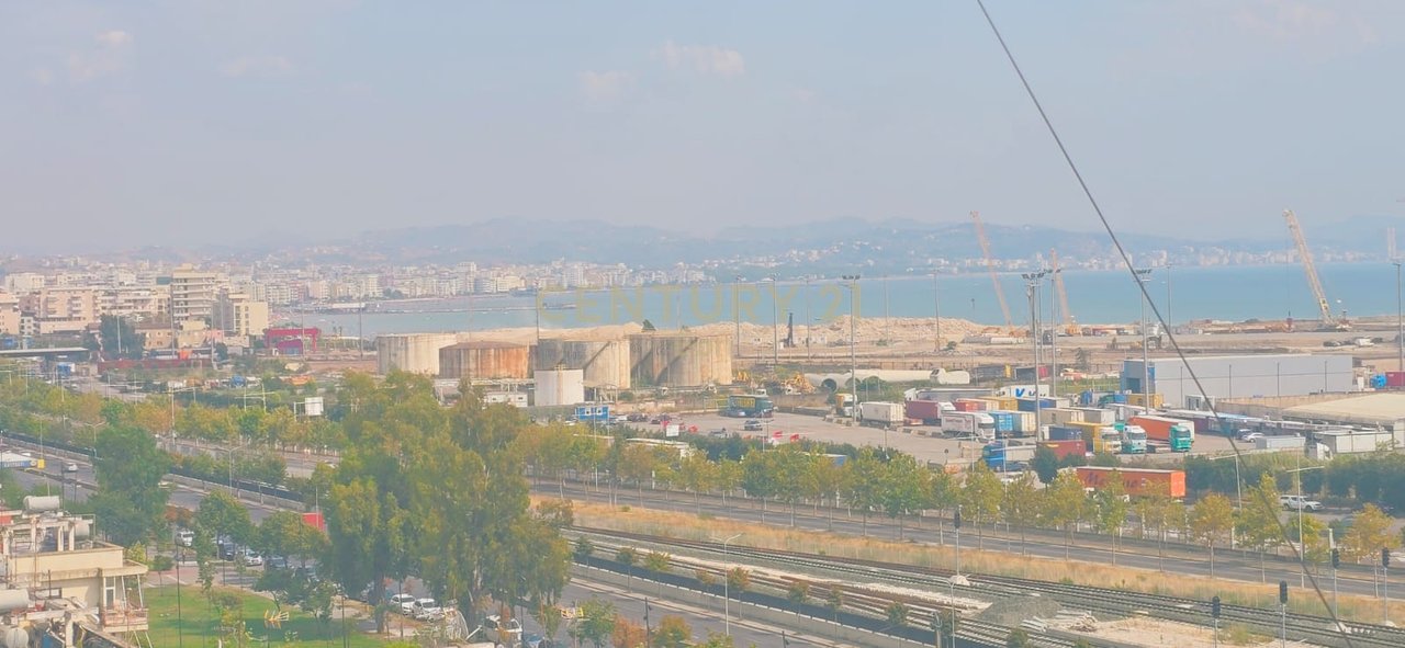 SHESIM APARTAMENT 1+1 NE QENDER TE DURRESIT ME PAMJE PORTI , PRANE UJESJELLESIT !