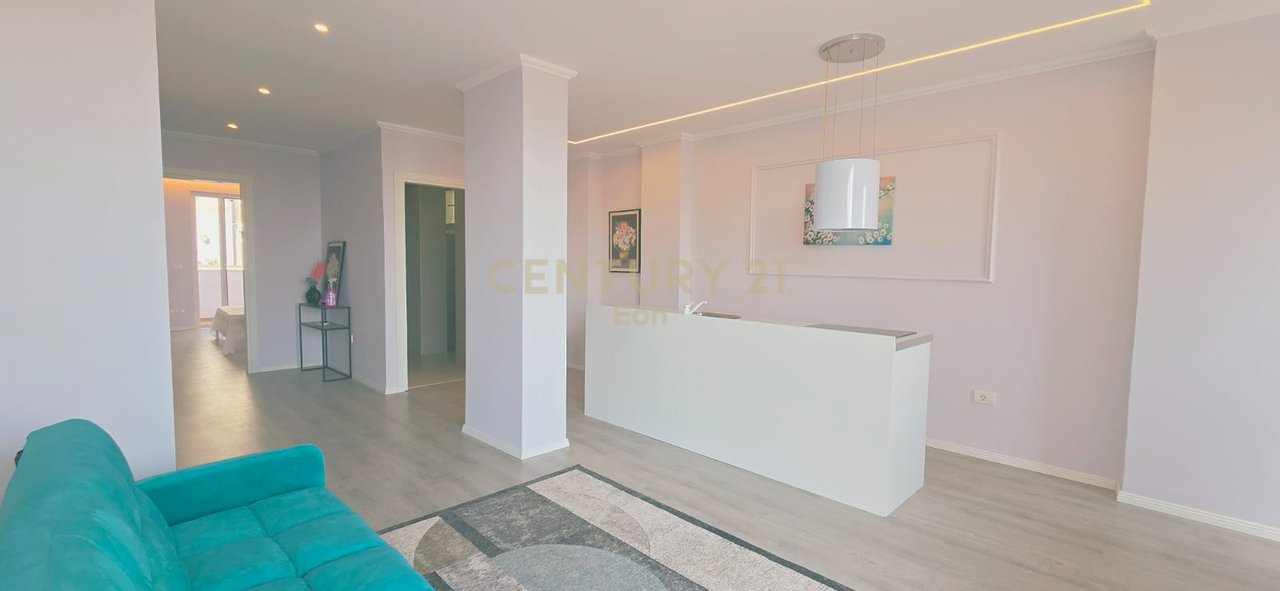 SHESIM APARTAMENT 1+1 NE QENDER TE DURRESIT ME PAMJE PORTI , PRANE UJESJELLESIT !