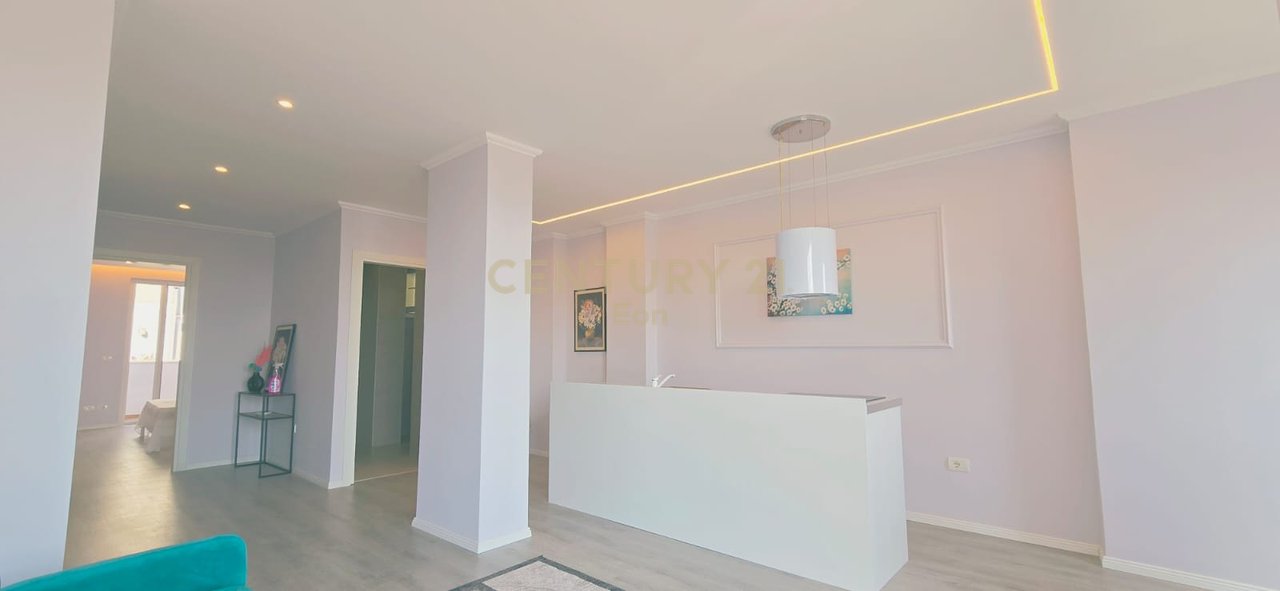 SHESIM APARTAMENT 1+1 NE QENDER TE DURRESIT ME PAMJE PORTI , PRANE UJESJELLESIT !