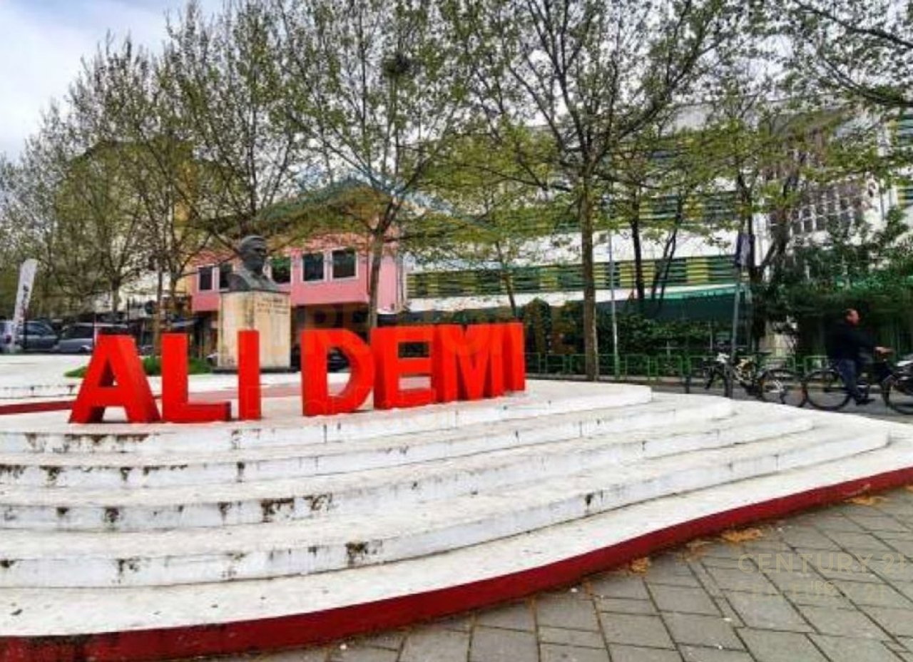 Apartament 1+1 në katin e 3-të, përballë shkollës “Ali Demi”
