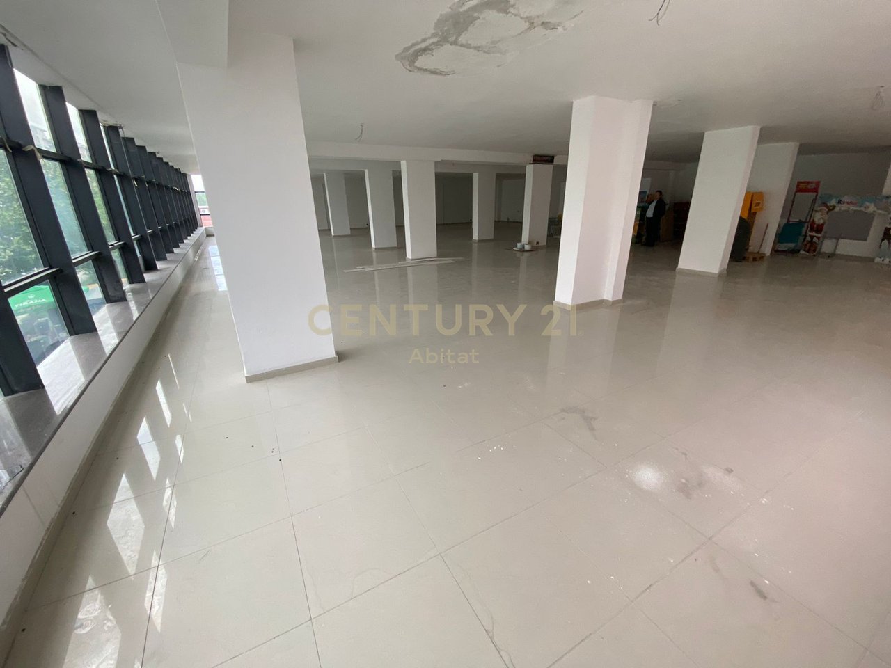 COMMERCIAL SPACE FOR SALE - (3 FLOORS) - Transballkanike, Vlore