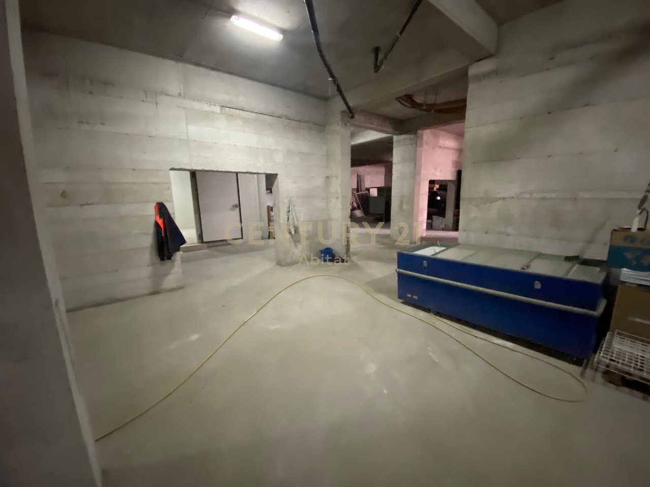 COMMERCIAL SPACE FOR SALE - (3 FLOORS) - Transballkanike, Vlore