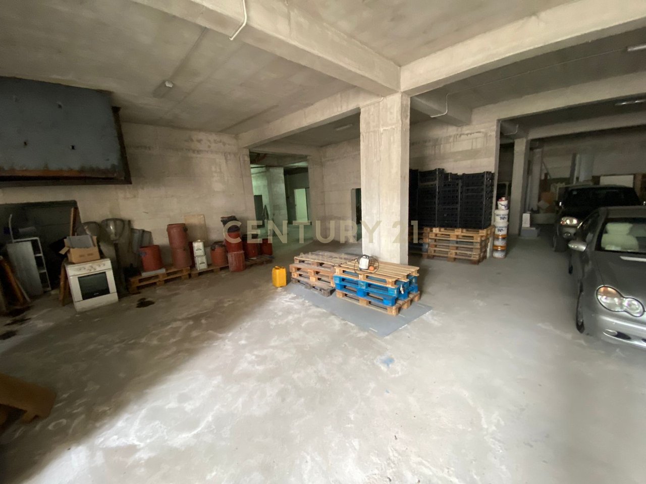 COMMERCIAL SPACE FOR SALE - (3 FLOORS) - Transballkanike, Vlore