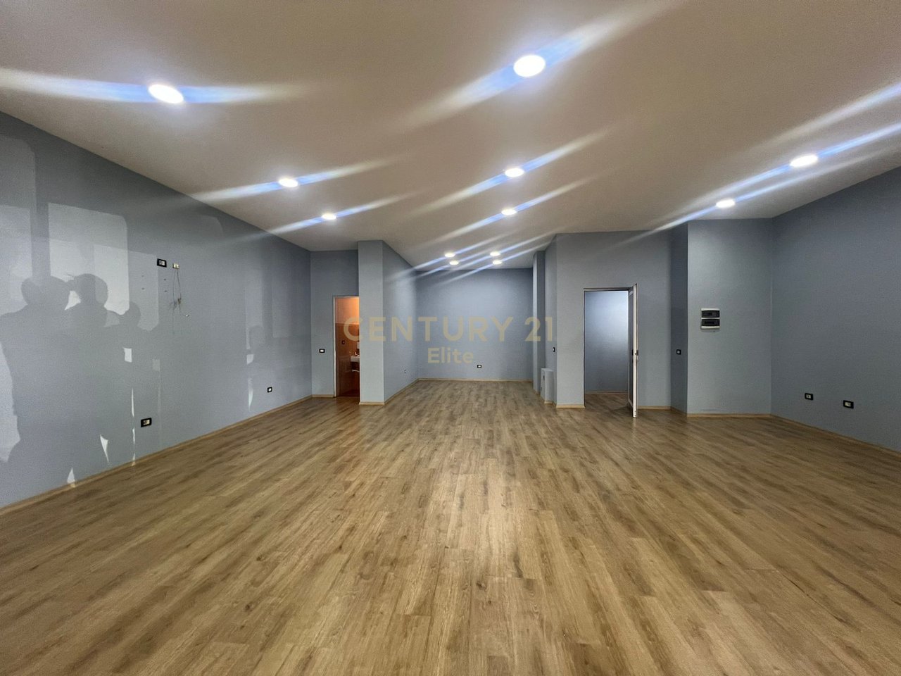 Qira, Ambient Business, Shkoze