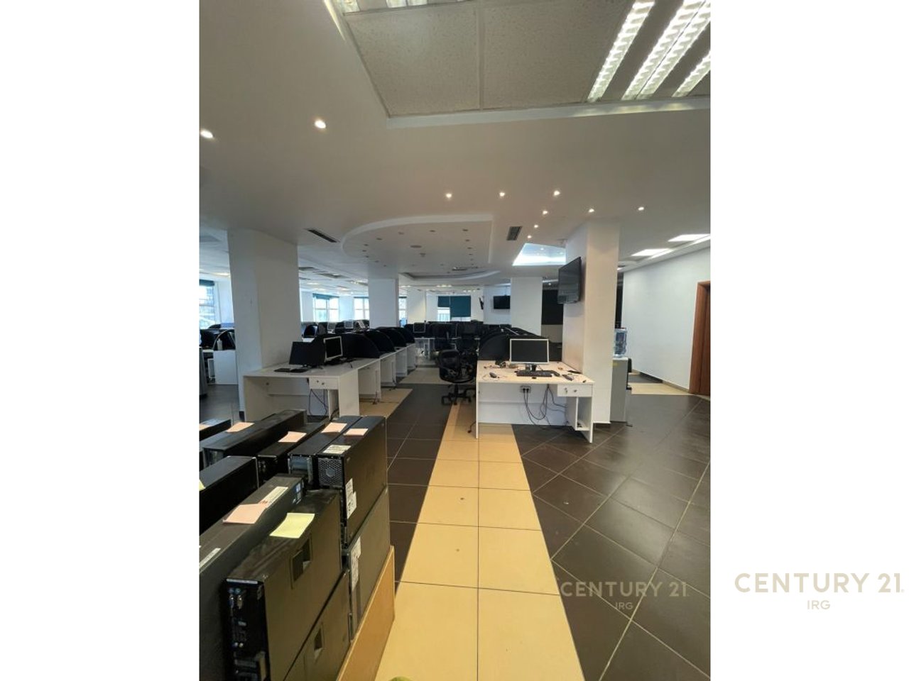 Ambjent multifunksional per qira 400m2 te Ministra e Jashme