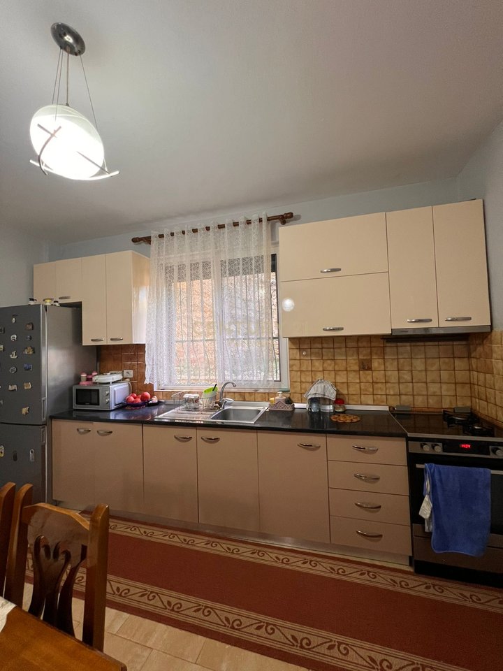 SHITET APARTAMENT 2+1 NE ZEMER TE DURRESIT PRANE AMFITEATRIT!
