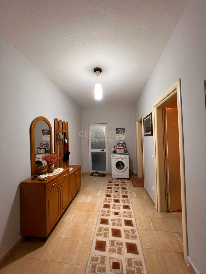 SHITET APARTAMENT 2+1 NE ZEMER TE DURRESIT PRANE AMFITEATRIT!
