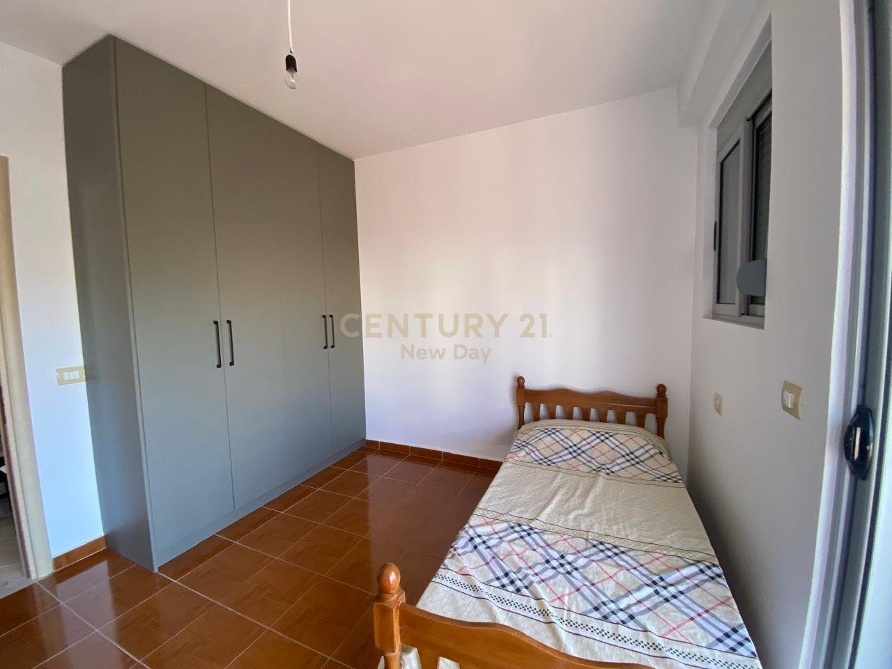 Jepet apartament 2+1 me qira tek Shkembi i Kavajes!