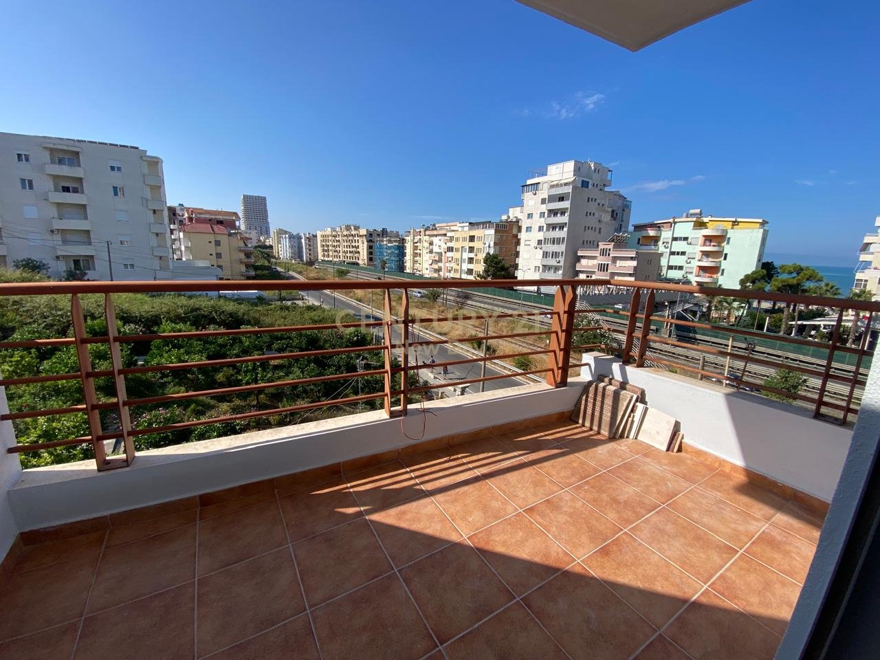 Jepet apartament 2+1 me qira tek Shkembi i Kavajes!
