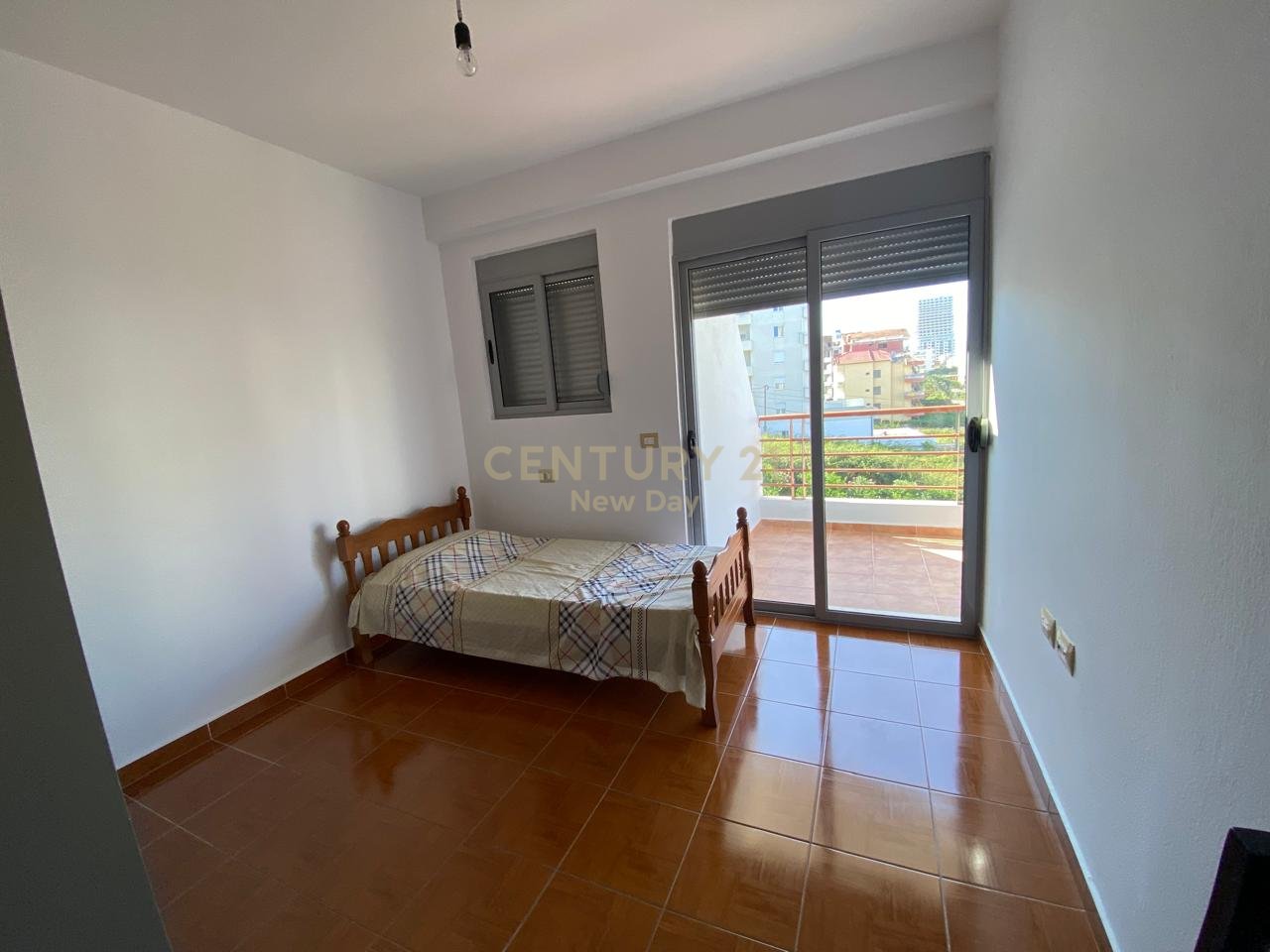 Jepet apartament 2+1 me qira tek Shkembi i Kavajes!