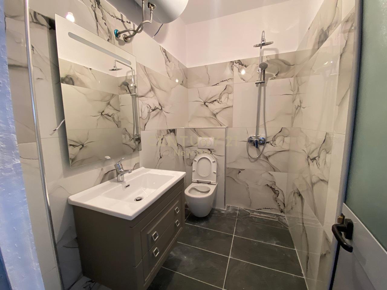 Jepet apartament 2+1 me qira tek Shkembi i Kavajes!