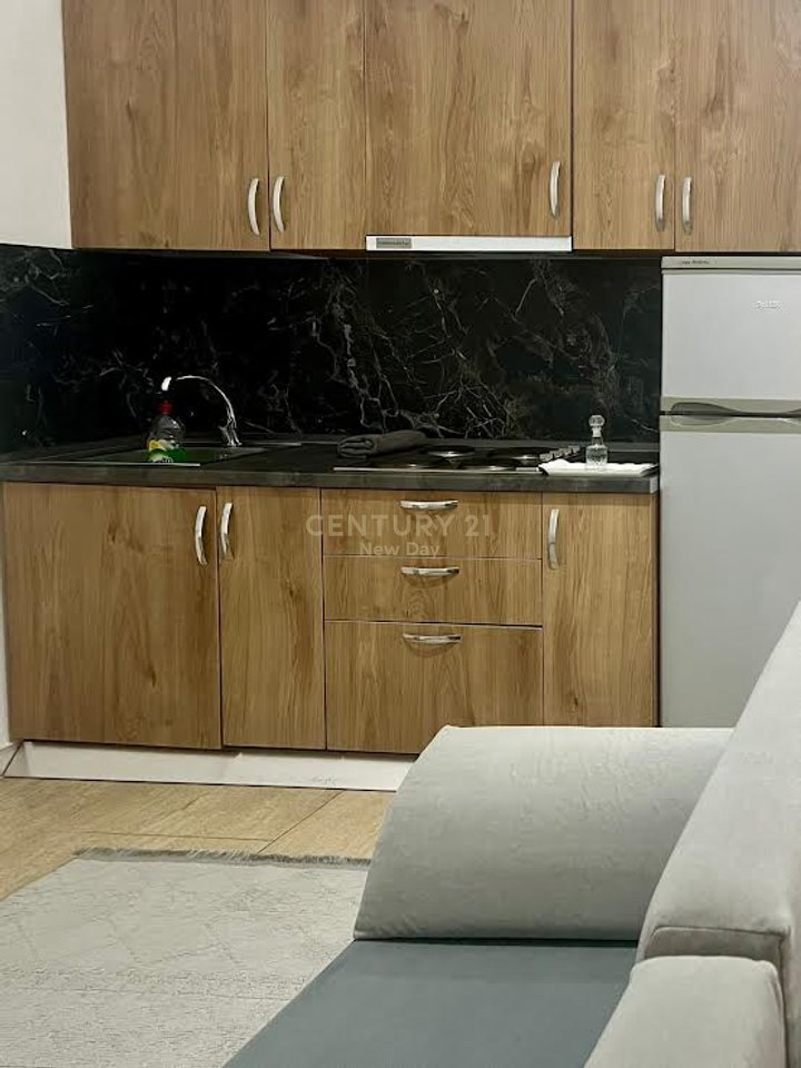 Shitet aktiviteti Booking per 4 apartamente