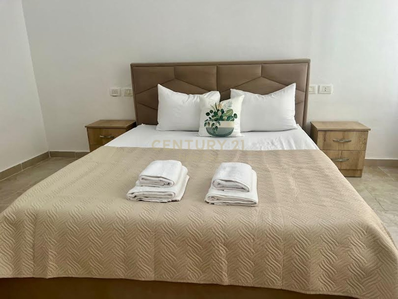 Shitet aktiviteti Booking per 4 apartamente