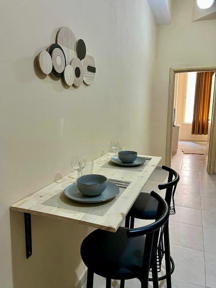 Shitet aktiviteti Booking per 4 apartamente