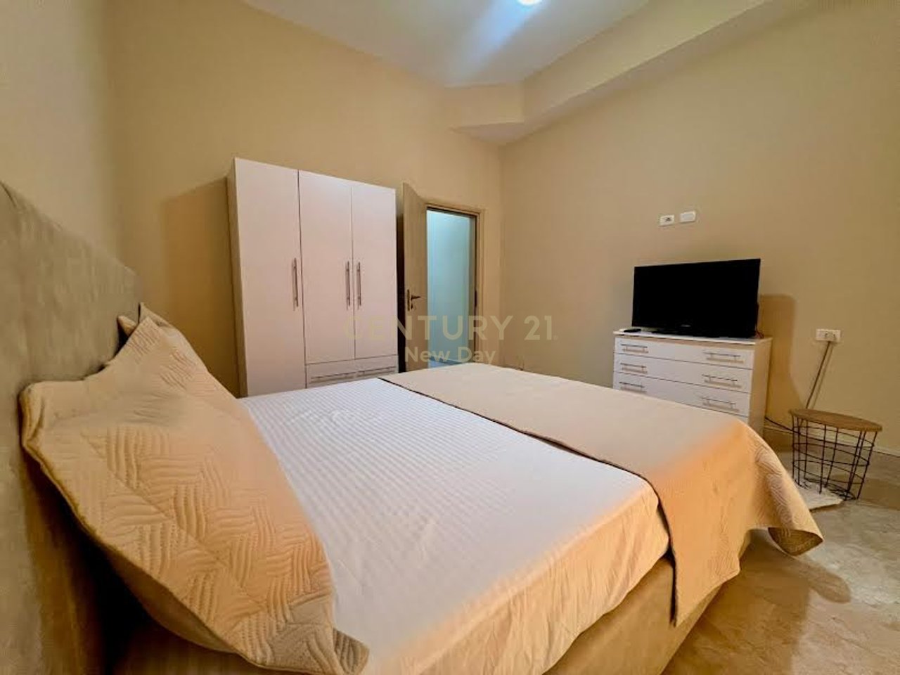 Shitet aktiviteti Booking per 4 apartamente