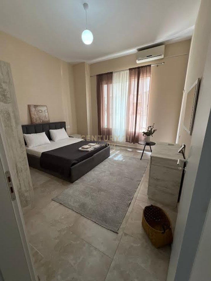 Shitet aktiviteti Booking per 4 apartamente