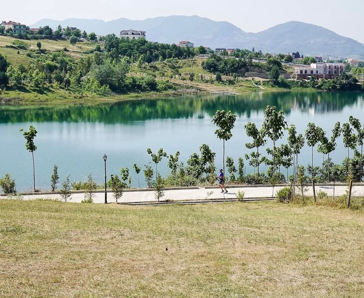 Shitet vilë B2 në liqenin e Farkës "Lakeside Residencë" !!!