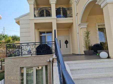 VILË MODERNE NË SHITJE ME PISHINE – MJULL BATHORE!