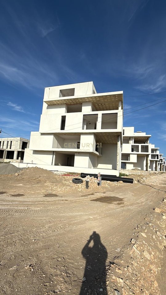 APPARTAMENTO IN VENDITA 3+1+3+VERANDA+POSTO AUTO PRIMA FILA A PORTO LALZI HAMALLAJ